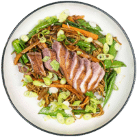 Gebratenen Nudeln mit knuspriger Ente